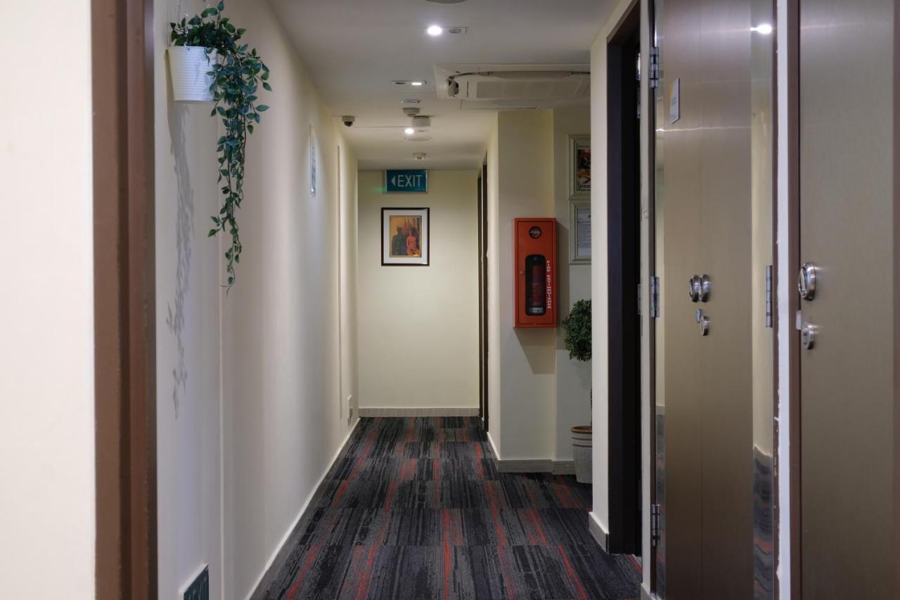 Single Sharing Room And Short Hours Stay At Sandpiper Hotel Сингапур Екстериор снимка