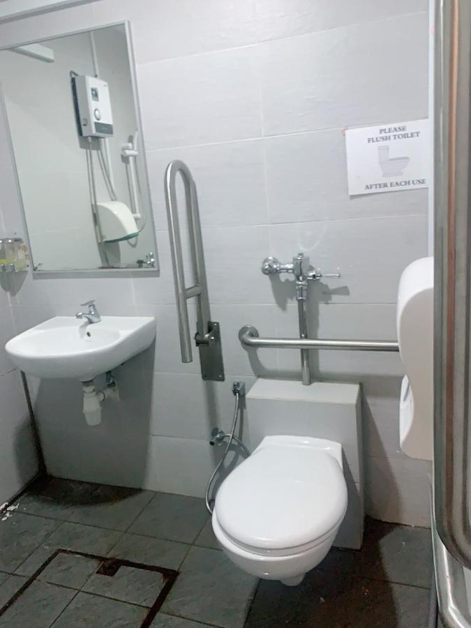 Single Sharing Room And Short Hours Stay At Sandpiper Hotel Сингапур Екстериор снимка