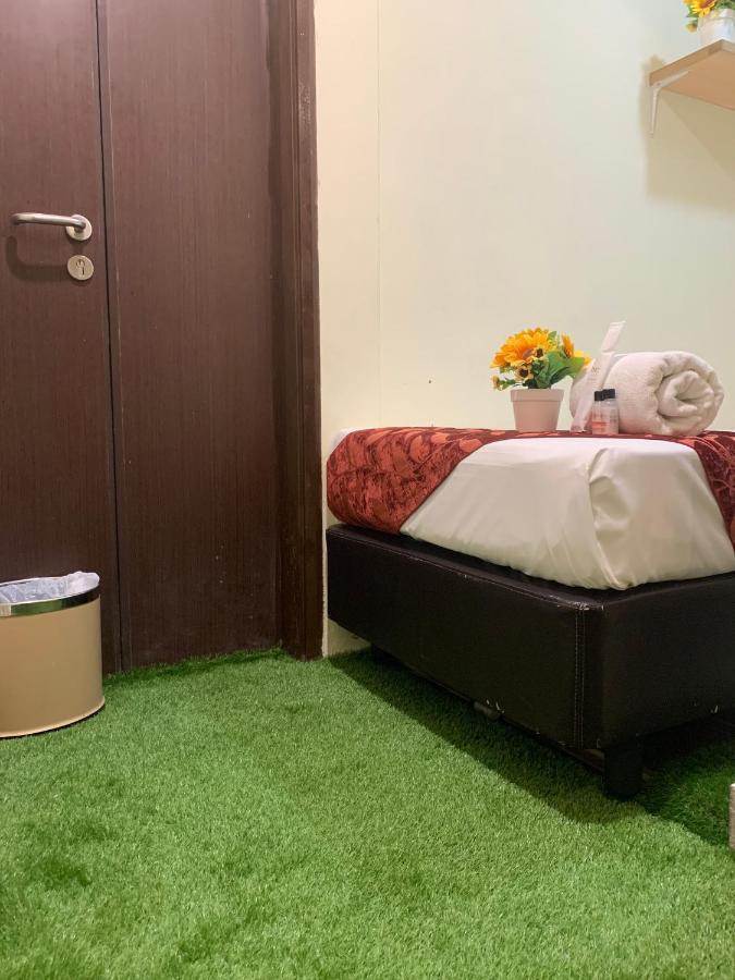 Single Sharing Room And Short Hours Stay At Sandpiper Hotel Сингапур Екстериор снимка