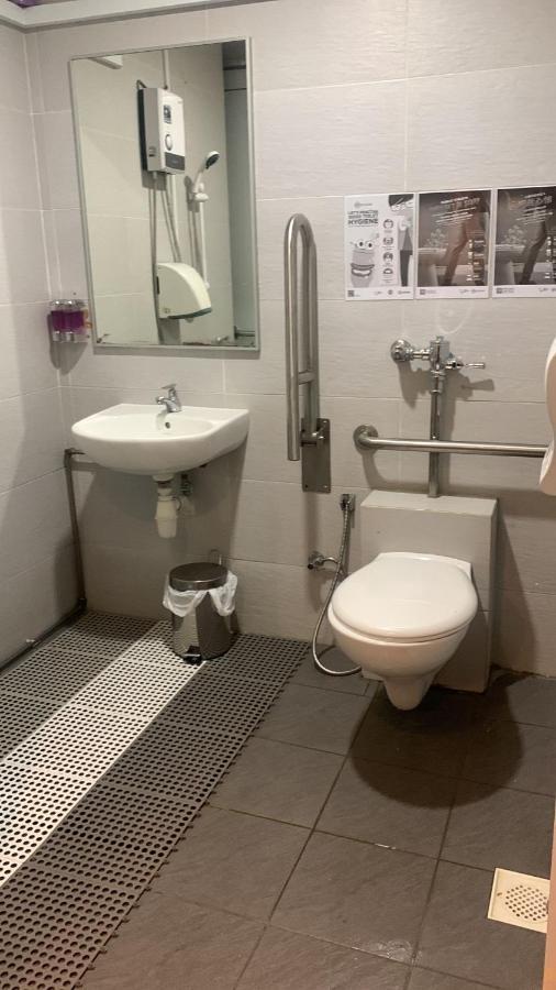 Single Sharing Room And Short Hours Stay At Sandpiper Hotel Сингапур Екстериор снимка